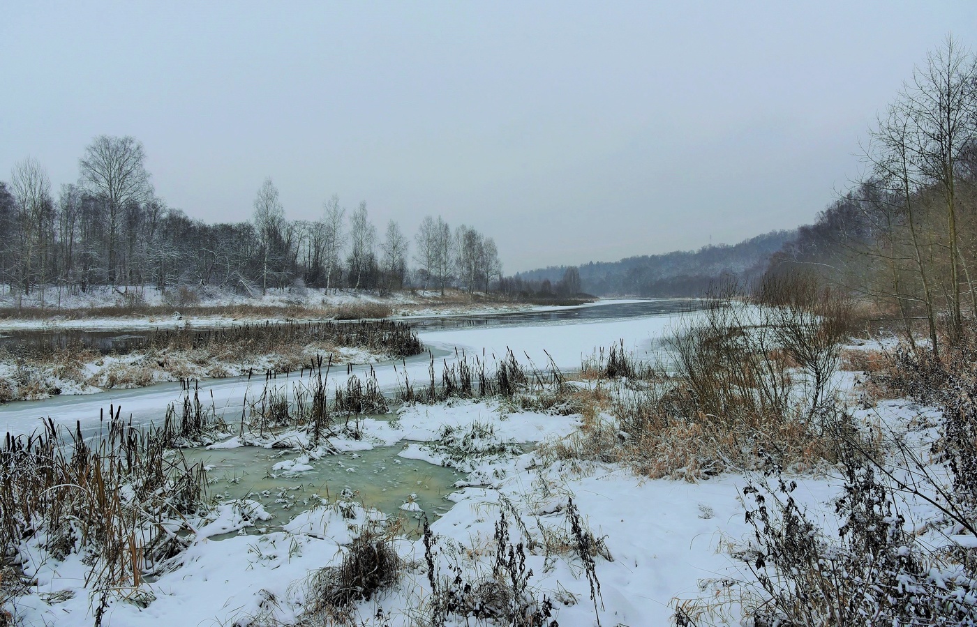 "Пасмурный день, на улице зябко и хмуро ..."