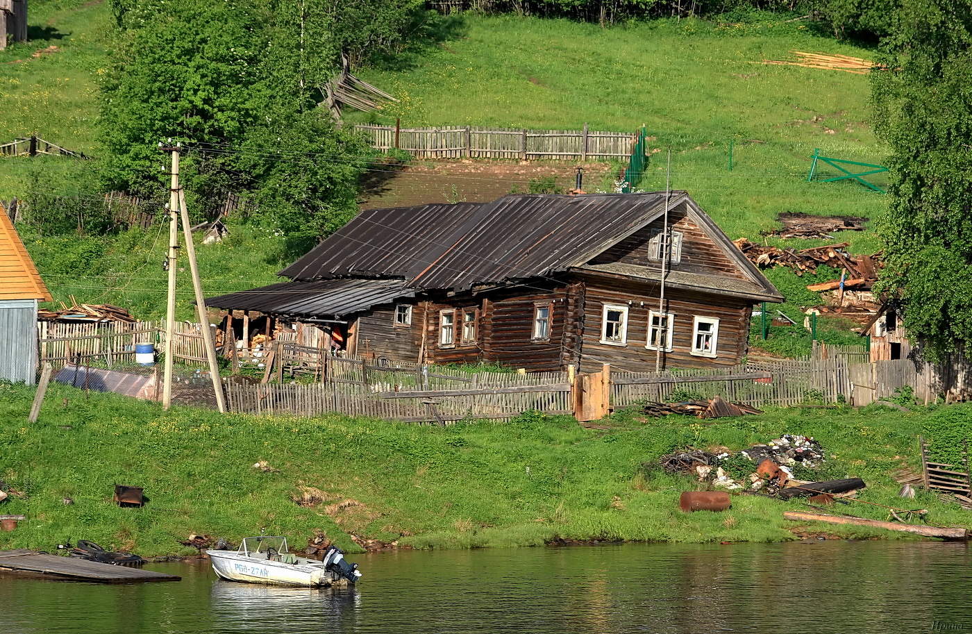 Низкий дом без меня ссутулится...