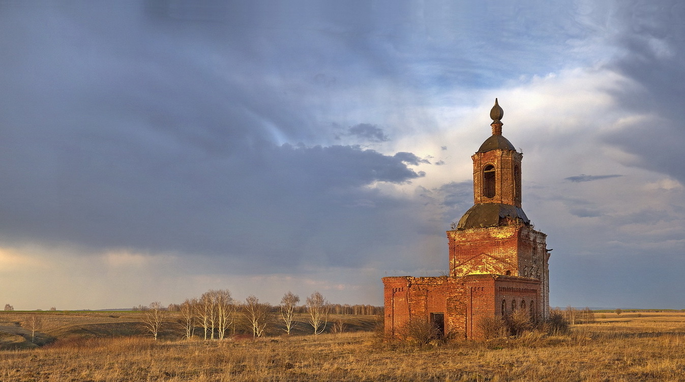 Церковь старая, обветшалая.