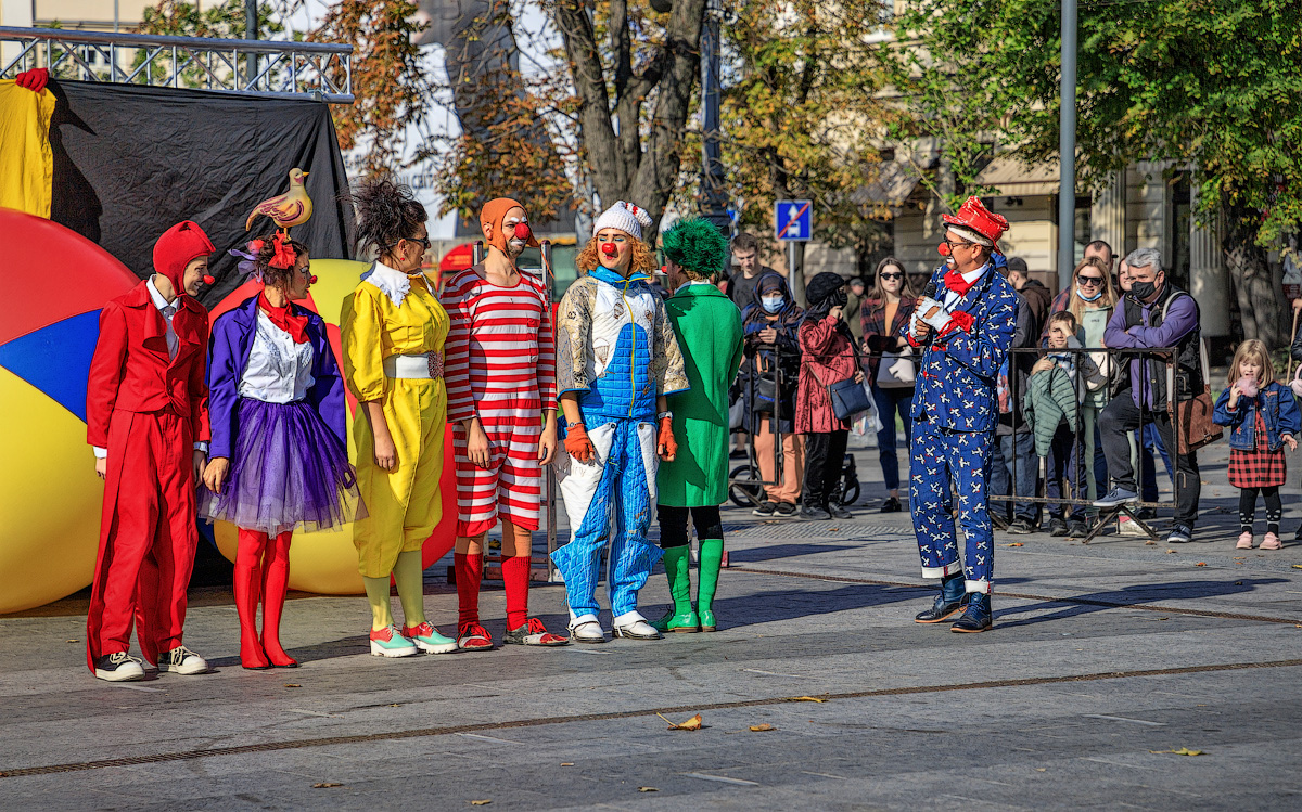 "Ой, Вань, гляди, какие клоyны!"