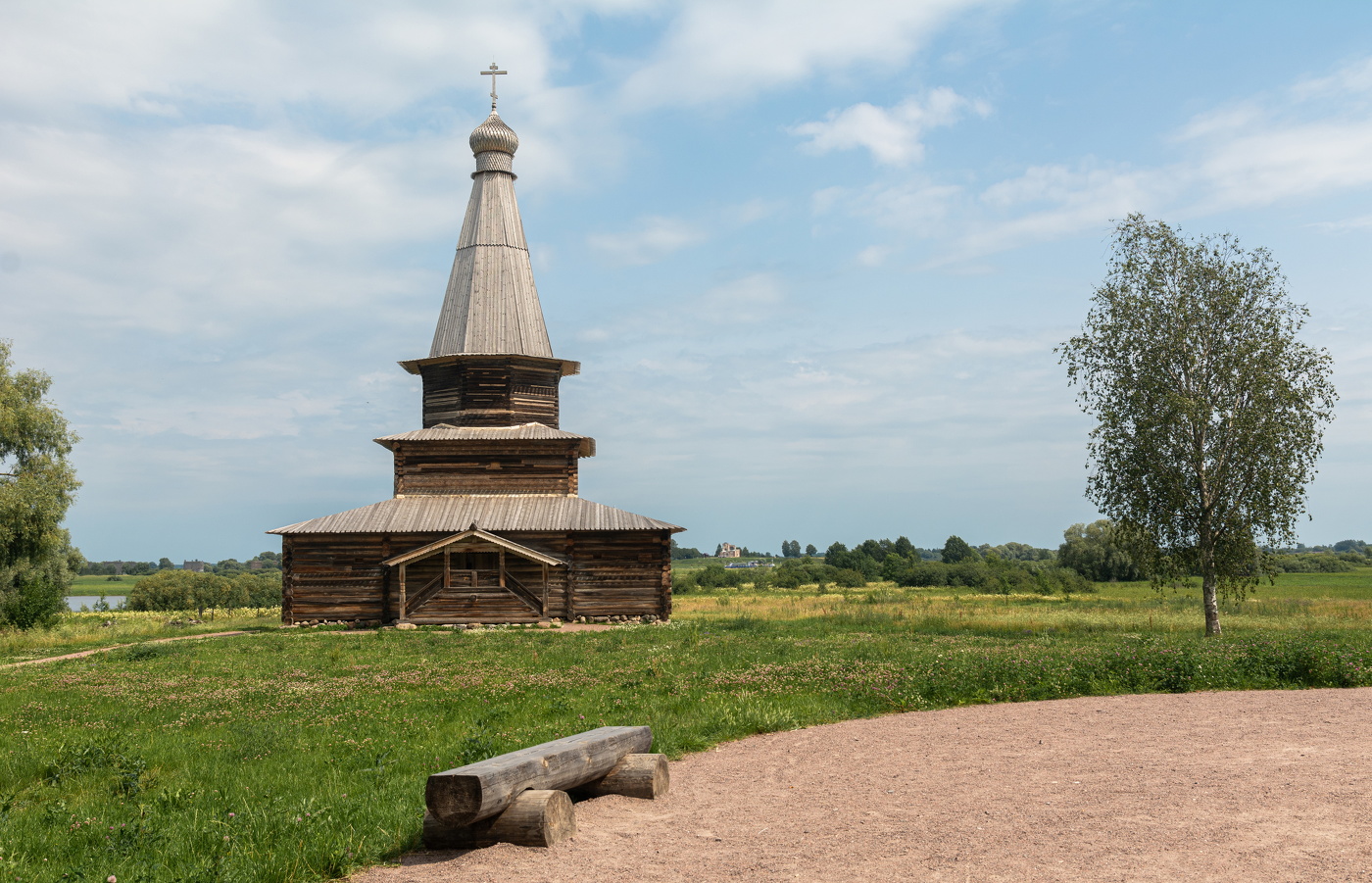 Церковь старая на косогоре И видна необъятная даль На былинно-бескрайнем просторе