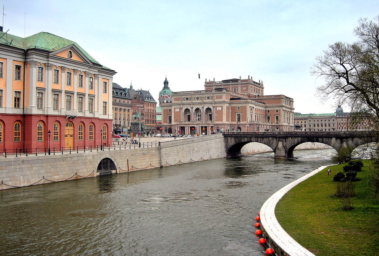 На берегах канала