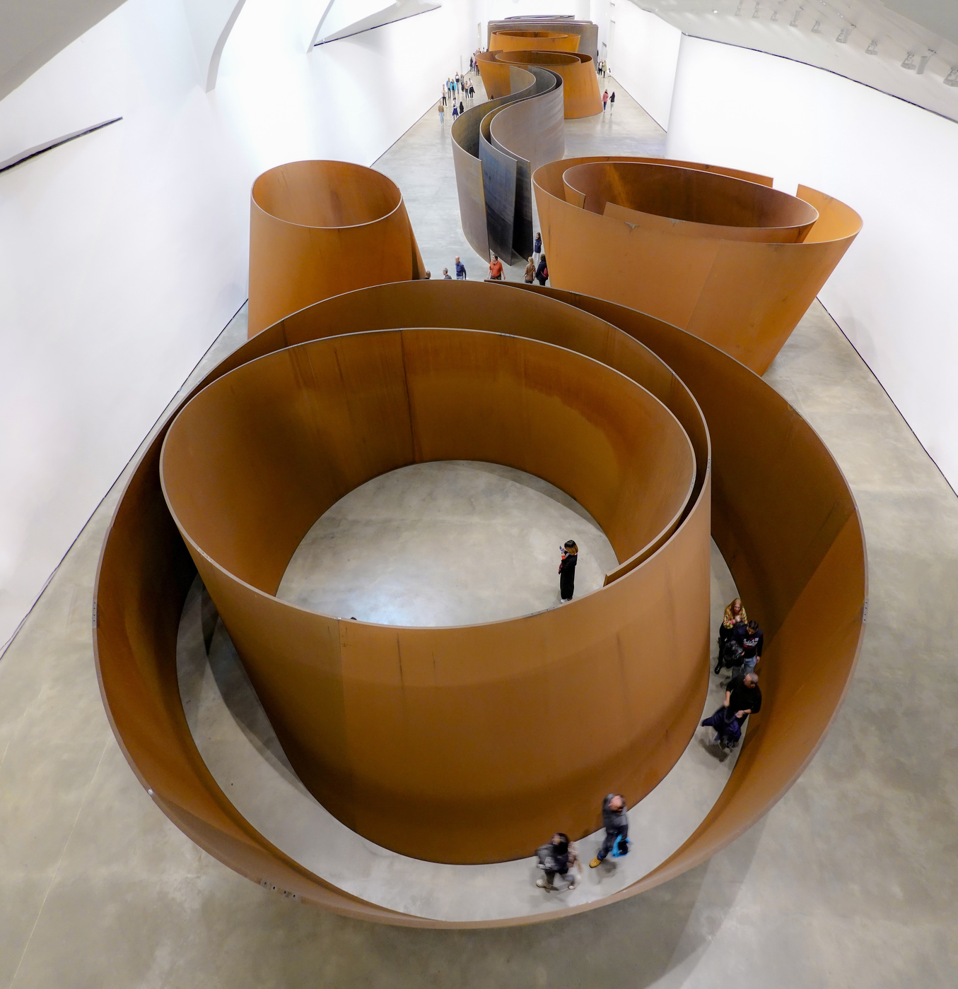 Люди ходят кругами