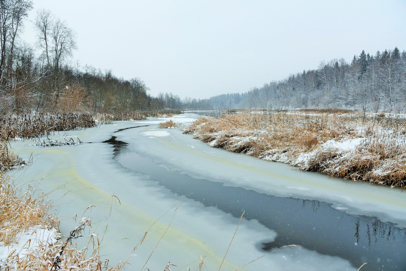 "Лед неокрепший на речке студеной, словно, как тающий сахар лежит"
