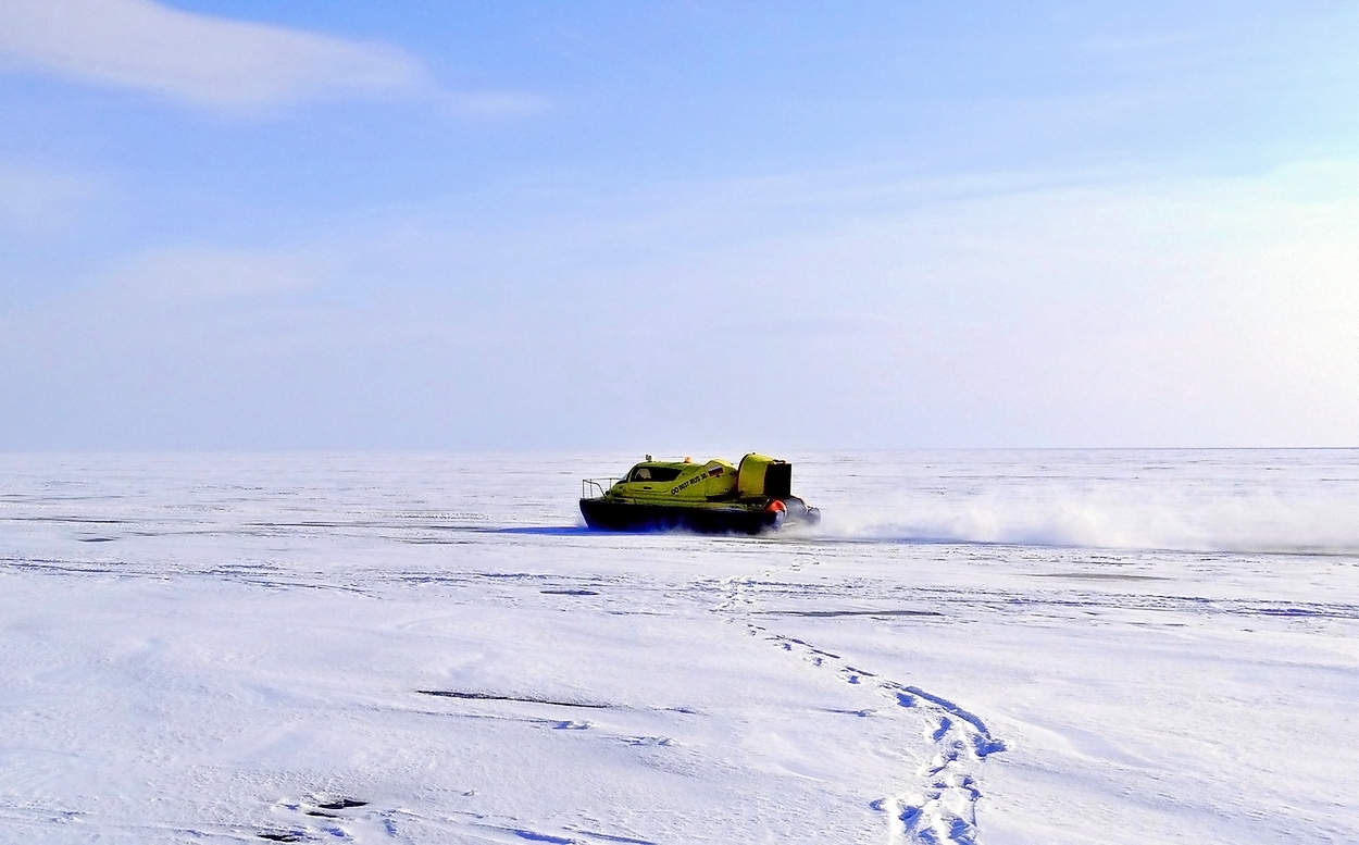 По ледяным просторам Байкала
