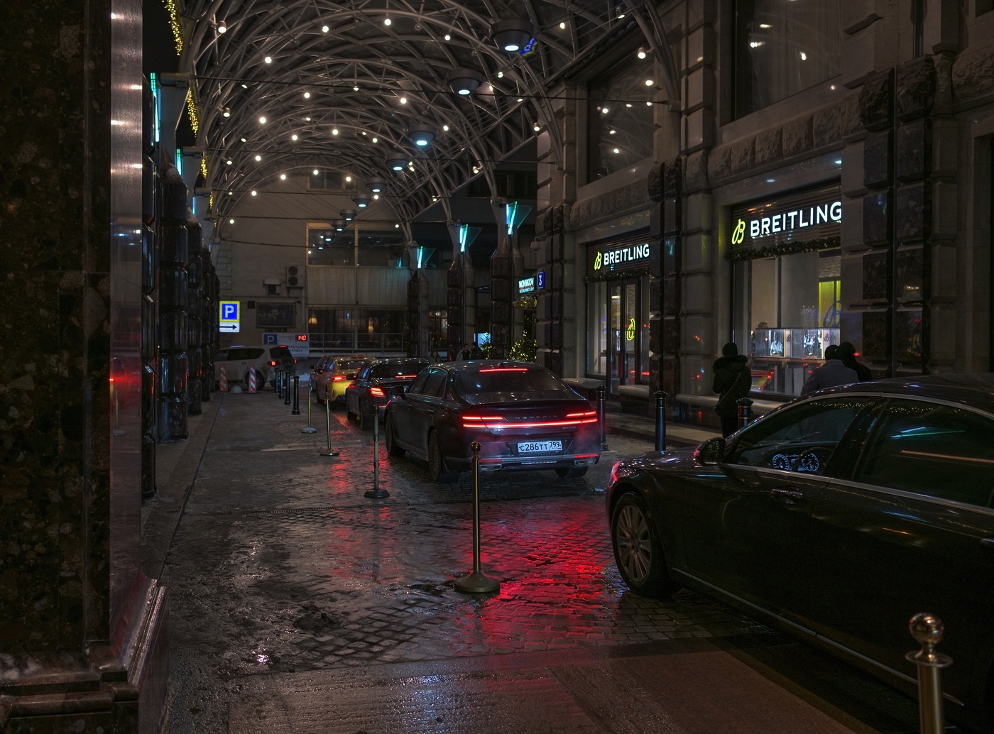 Возле гостиницы Ритц Карлстон