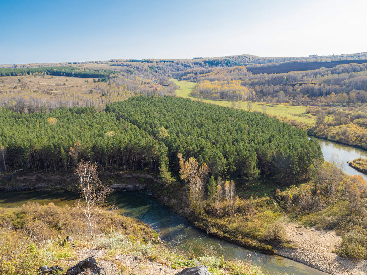 Течет река , крутые берега