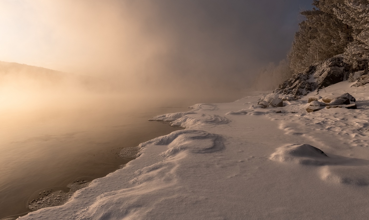 Морозный берег реки