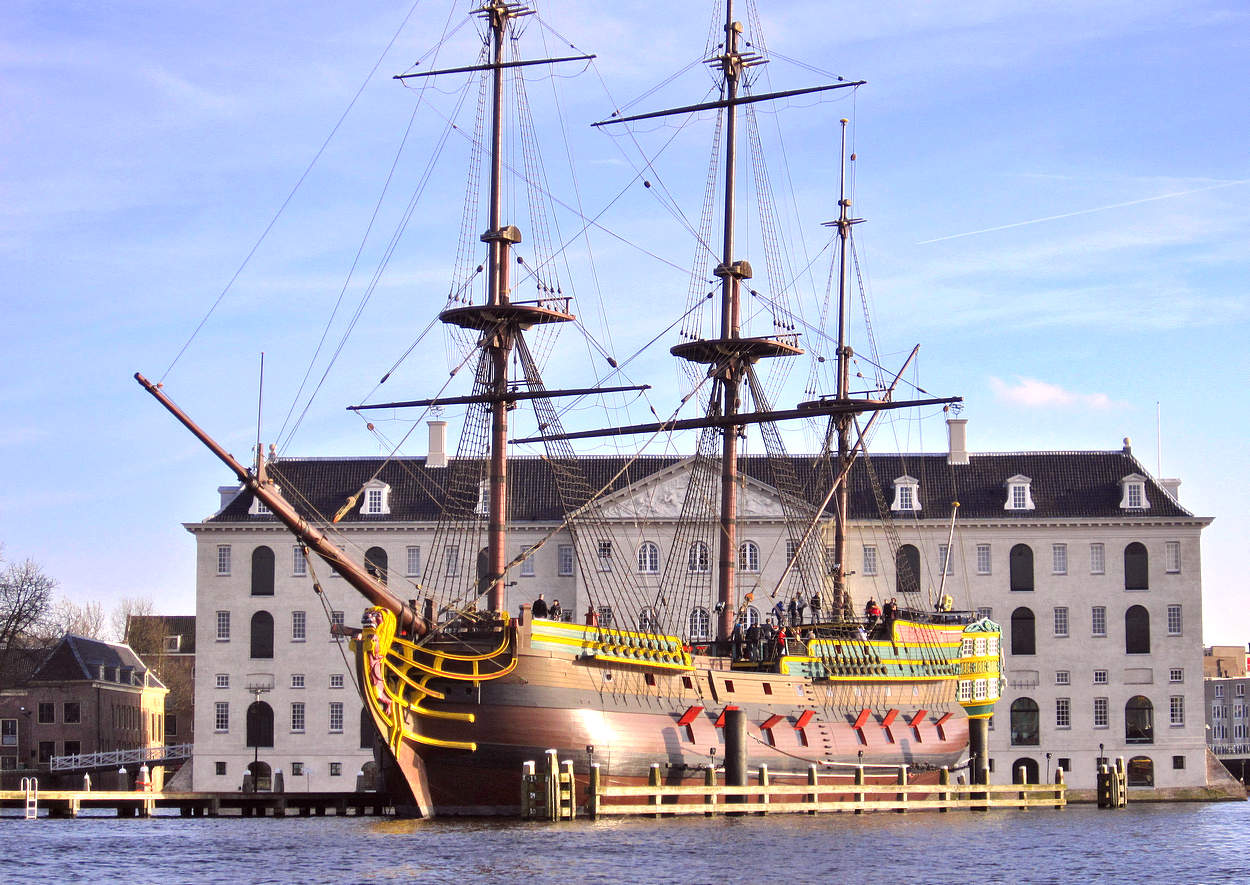 Бригантина и музей судоходства в Амстердаме