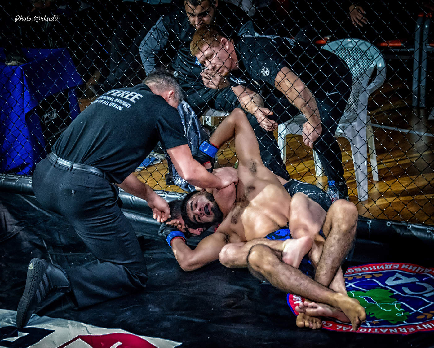 Судья останавливает бой