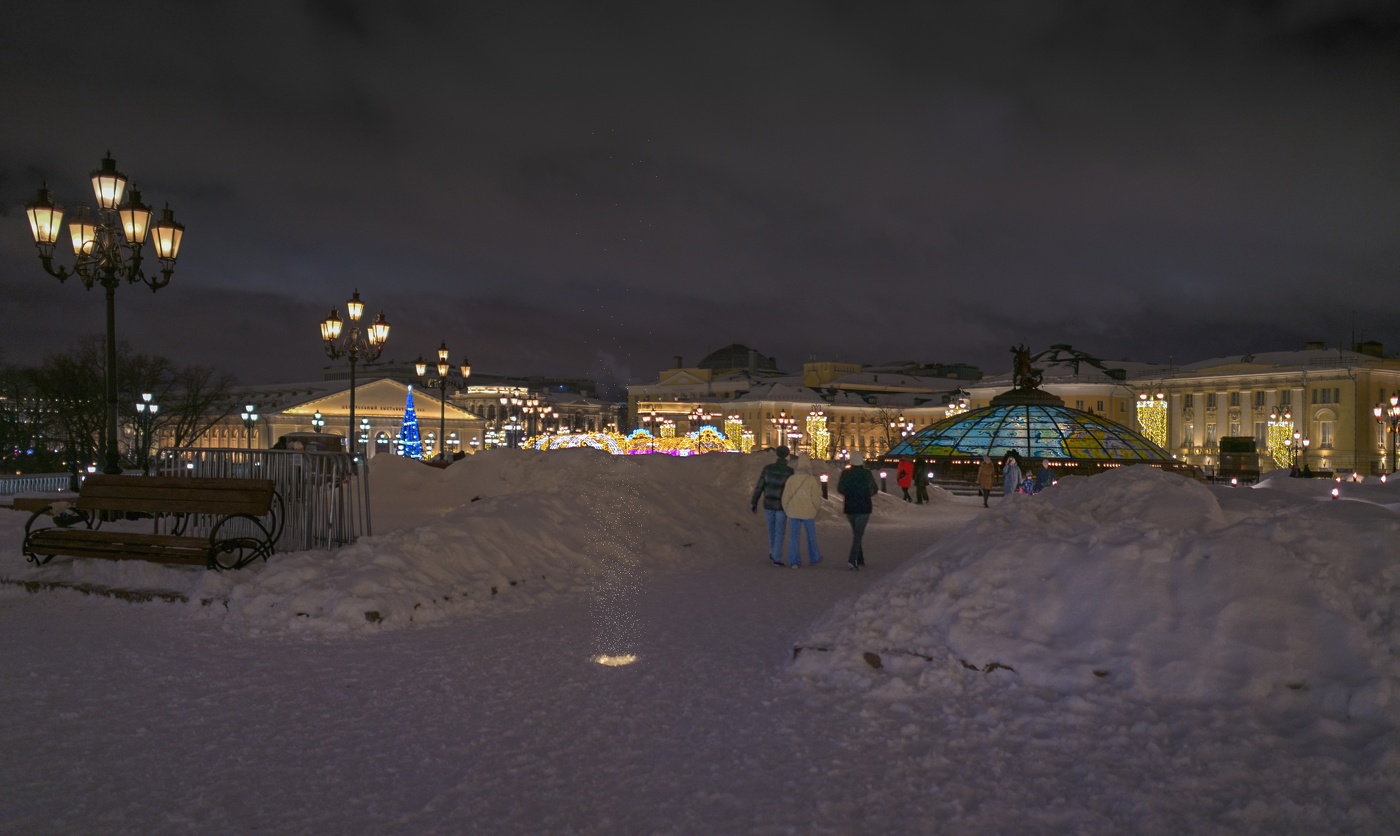 По Манежной площади