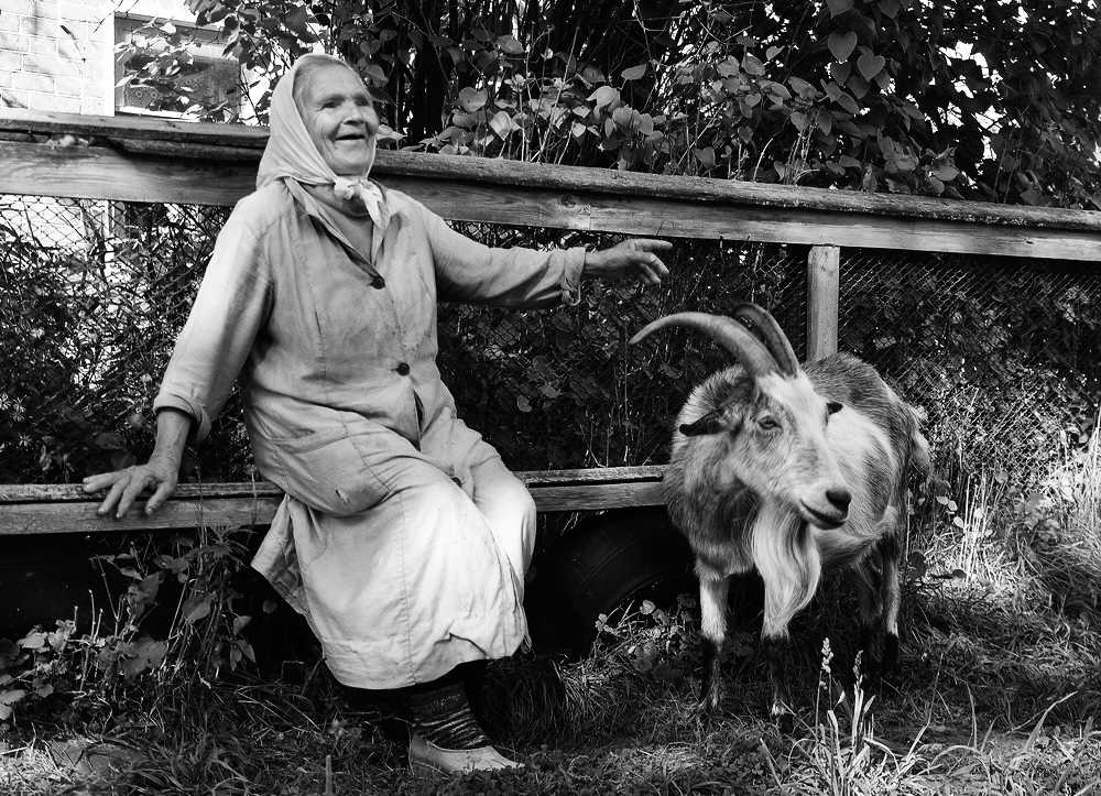 Бабушка с козой