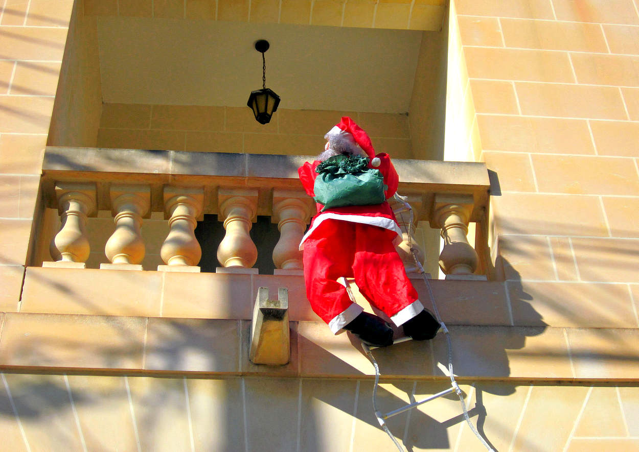 Спешит с подарками для детей