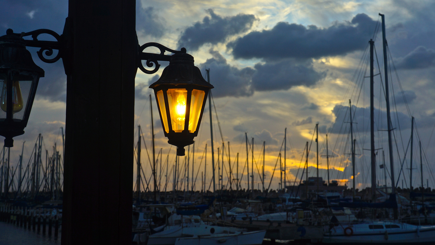 Всё ярче горит одинокий фонарь...