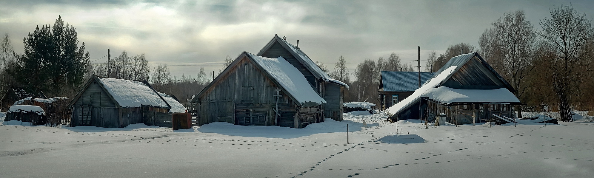 На окраине села.