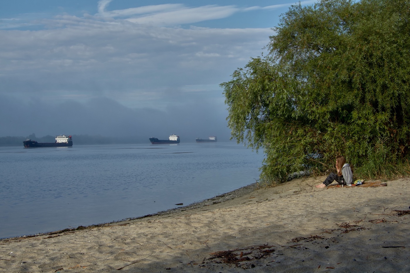 Как провожают пароходы ? Совсем не так , как поезда