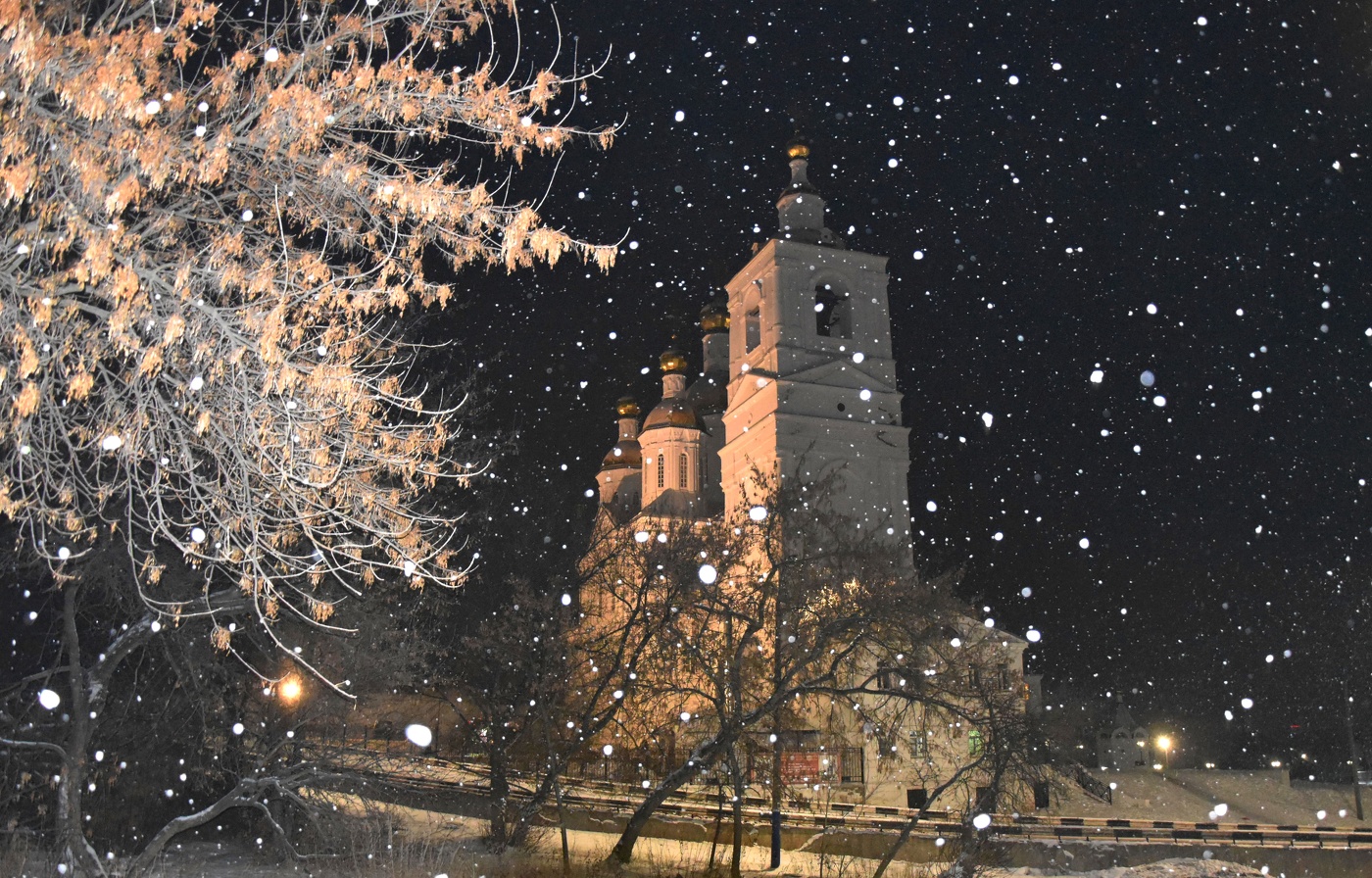 Уходит тихо старый год...