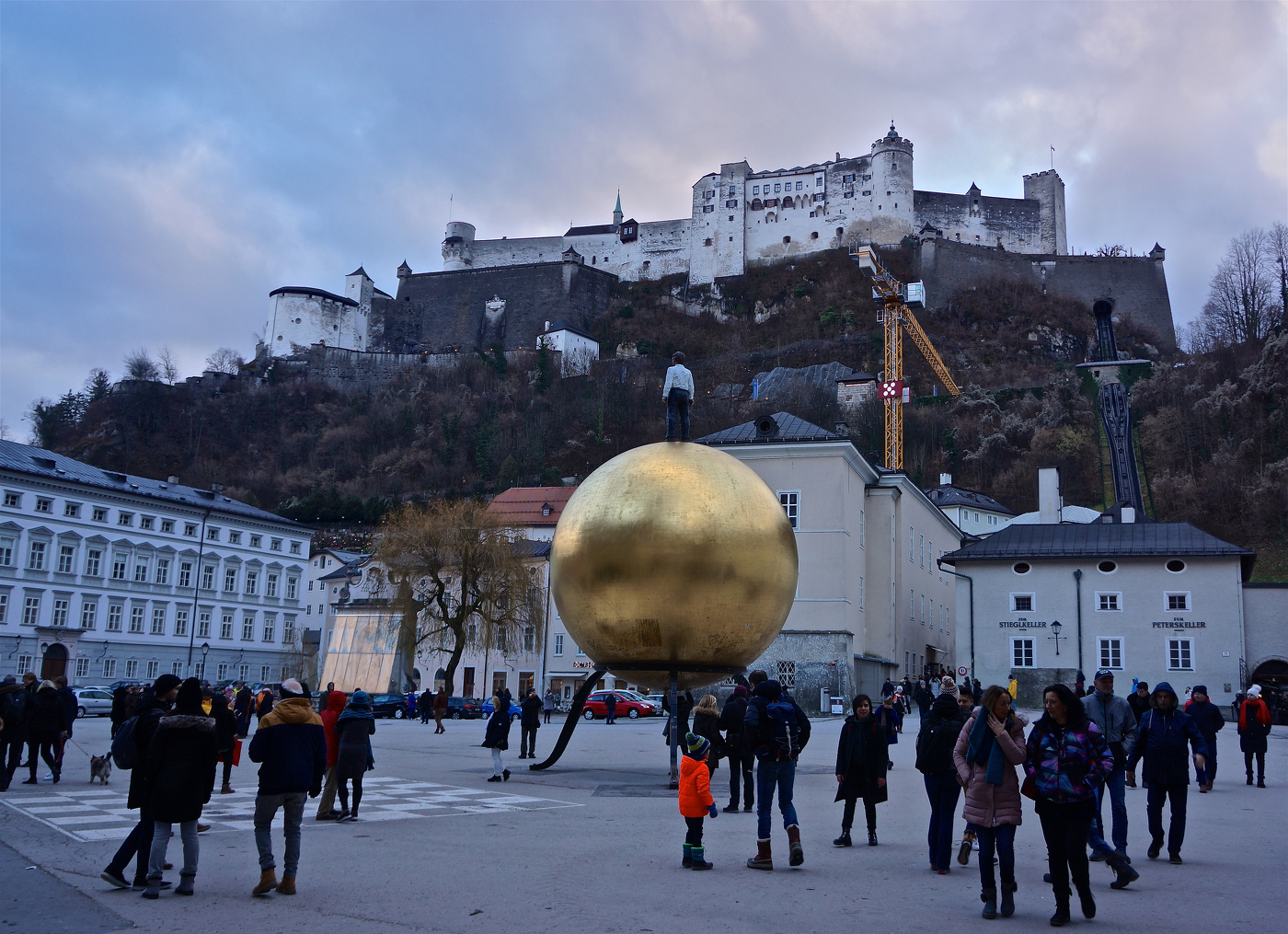 Австрия. Золотой шар на пл. Kapitelplatz в Зальцбурге