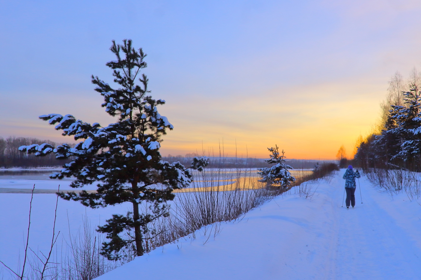 Закат окрасил зимний вечер накануне Рождества