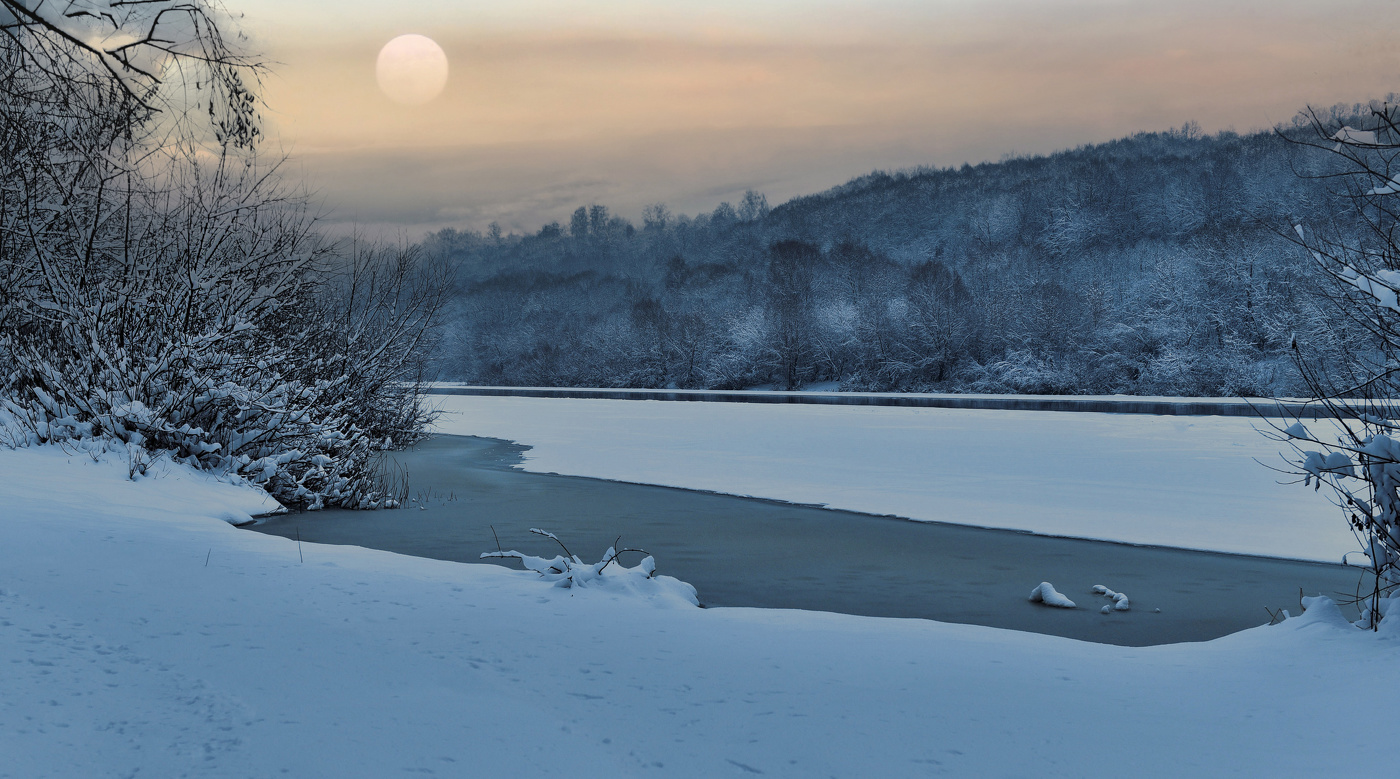 Солнце зимнее встаёт.