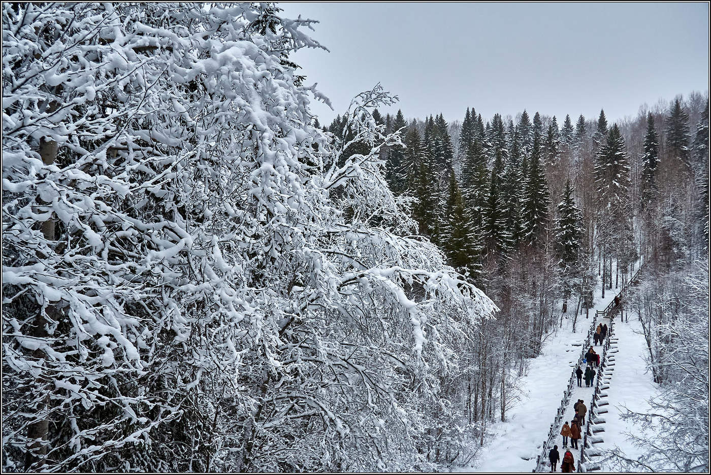 Через речку по мосточкам в январе.