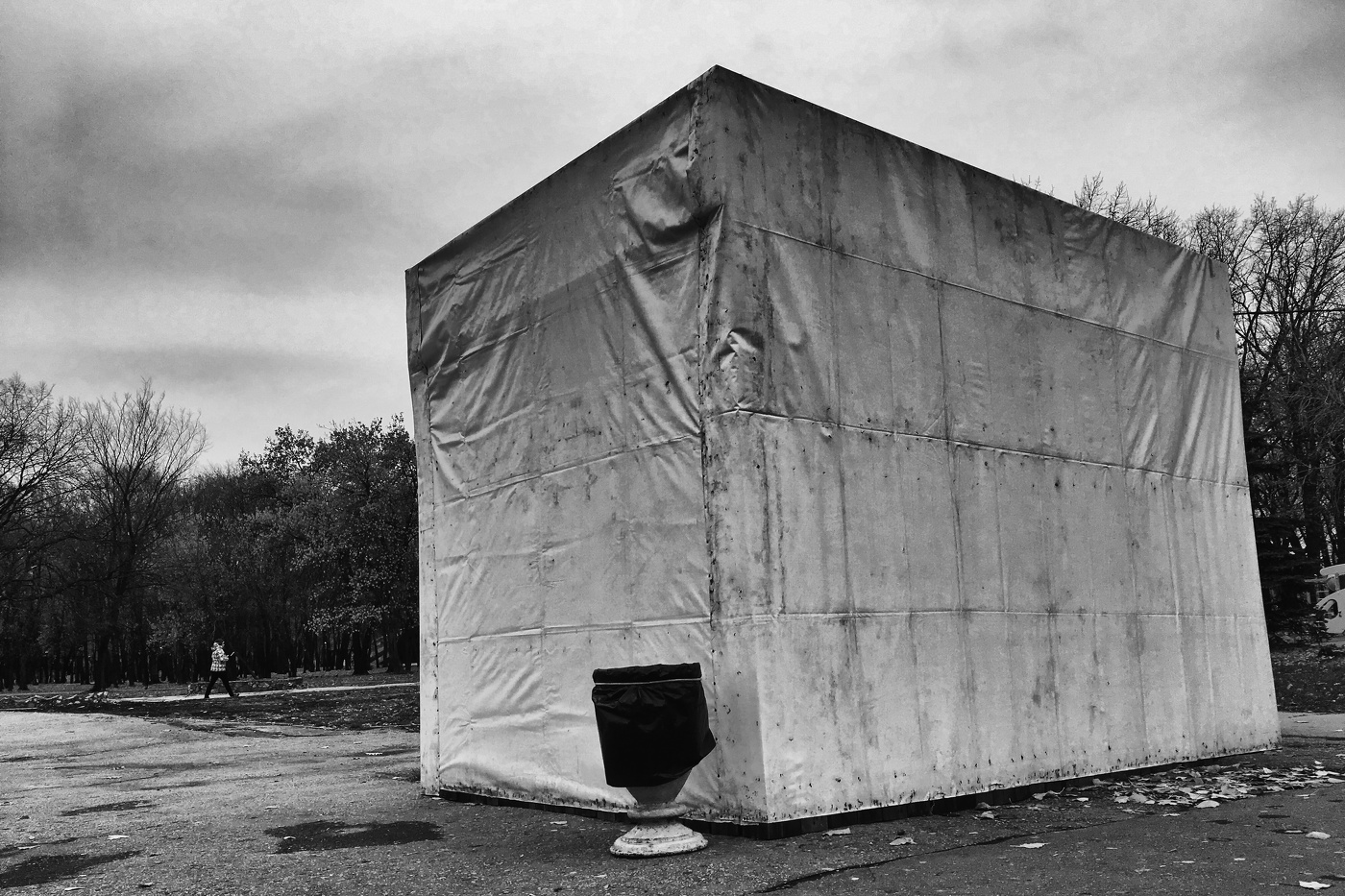 пейзаж с параллелепипедоподобной конструкцией и пешеходкой