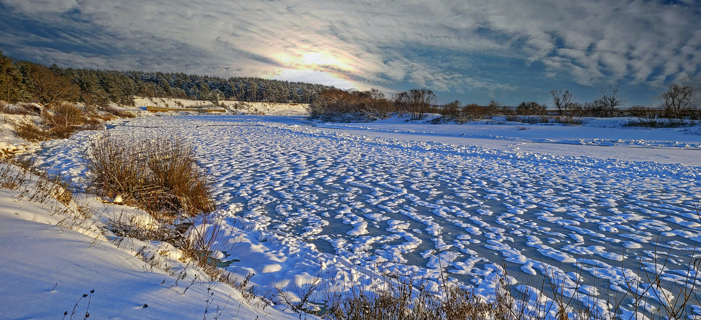 К горизонту склоняется солнце . .. устало уходит день.