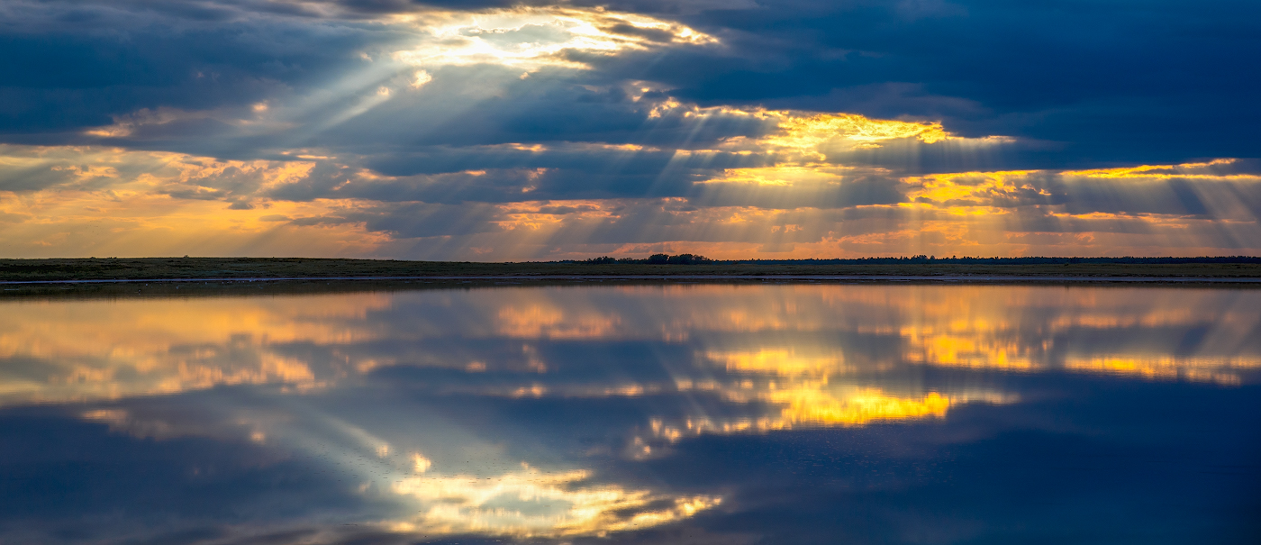 Закат над озером