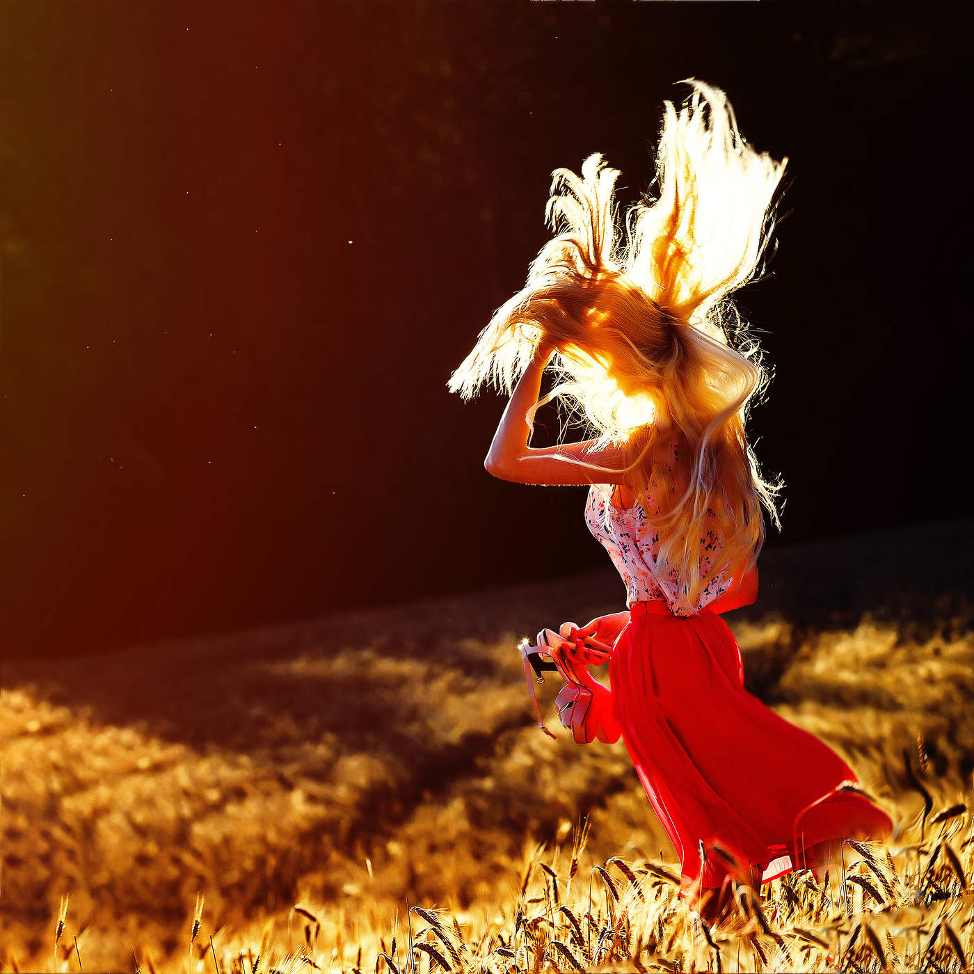 Девушка в красной юбке.