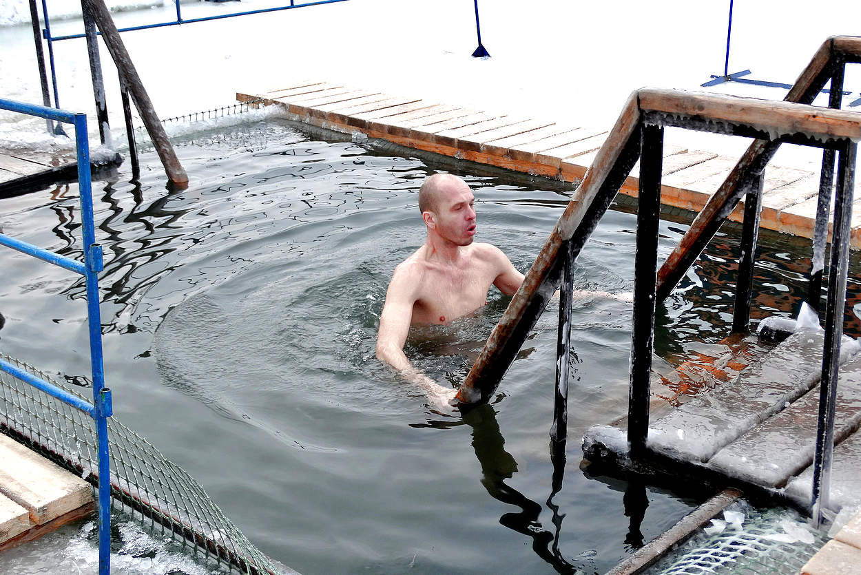 В подготовленной освящённой проруби в Крещение