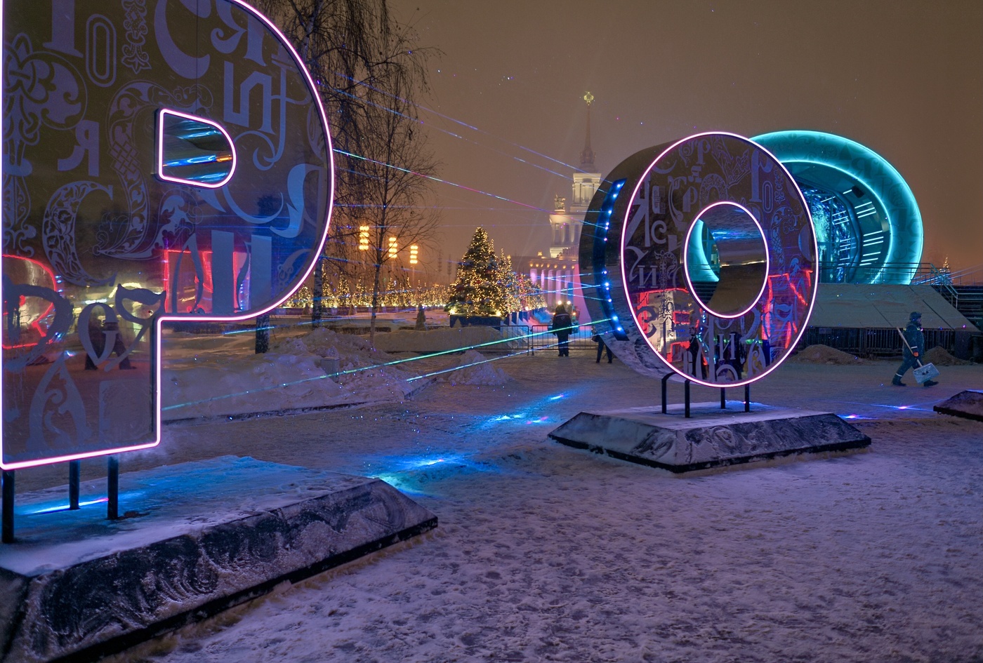 У главного входа на ВДНХ