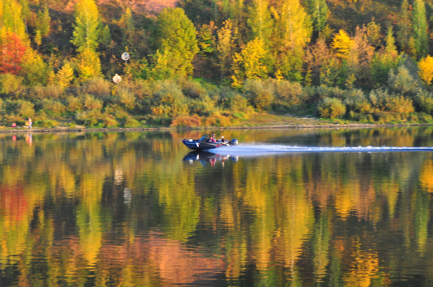 По осенней реке.
