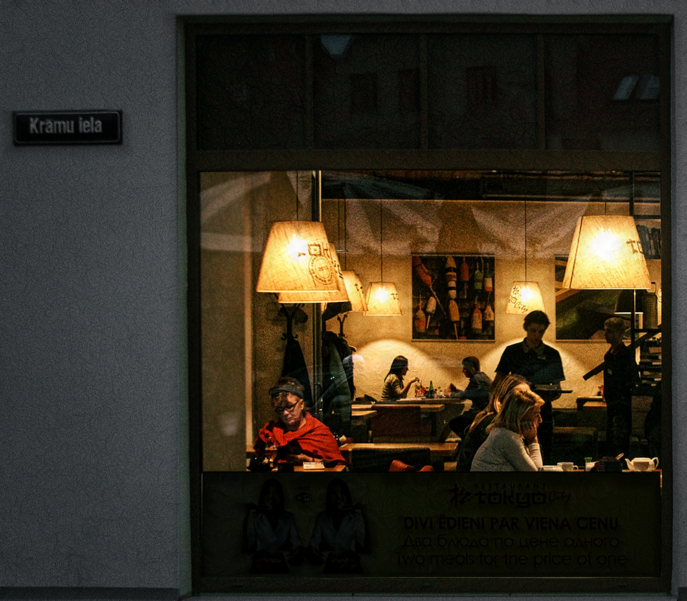 В тихом зале ресторана...