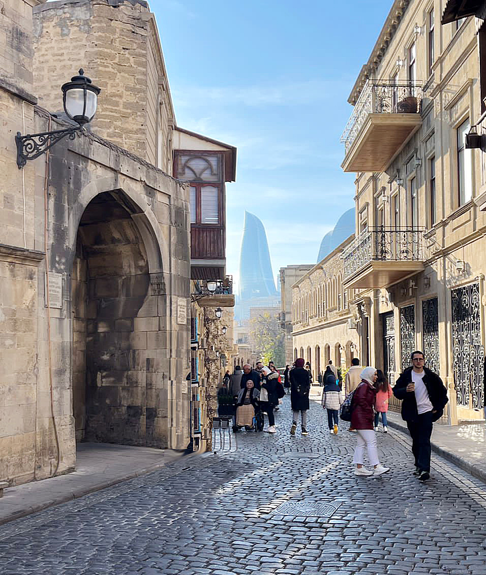 На фоне рукотворных высоток