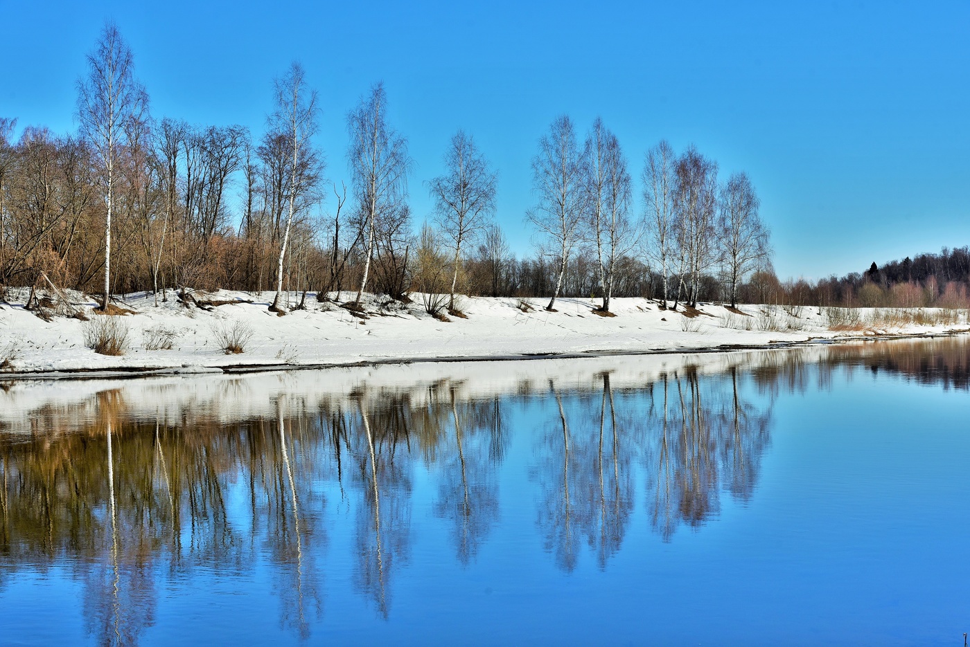 "Стала, словно зеркало, река, напряженно все покоем дышит..."