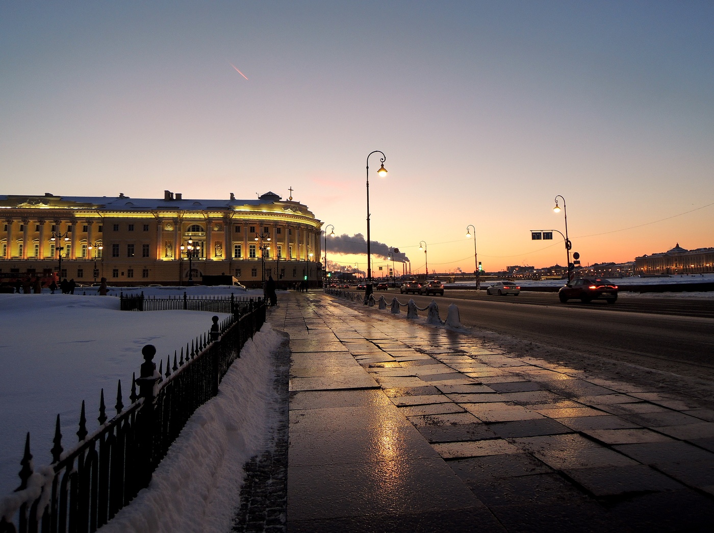 опускался на город вечер
