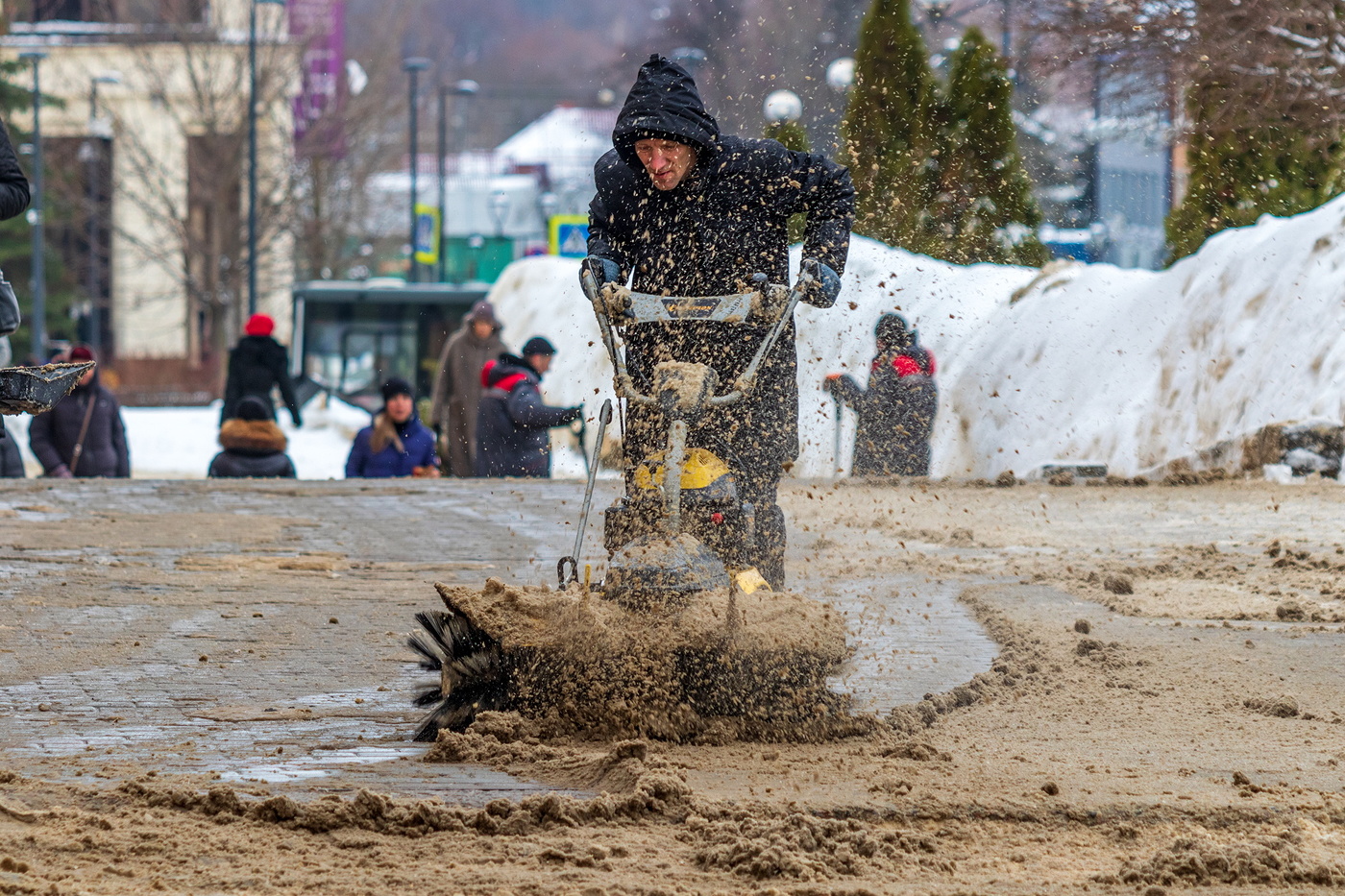 Снег чистят - брызги летят.