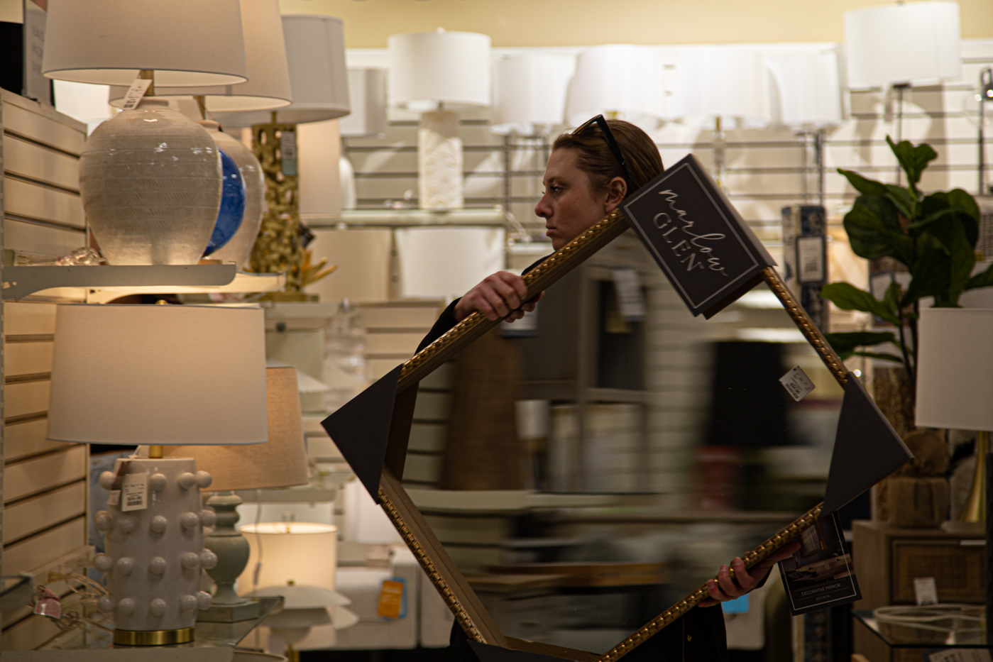 За зеркалом...