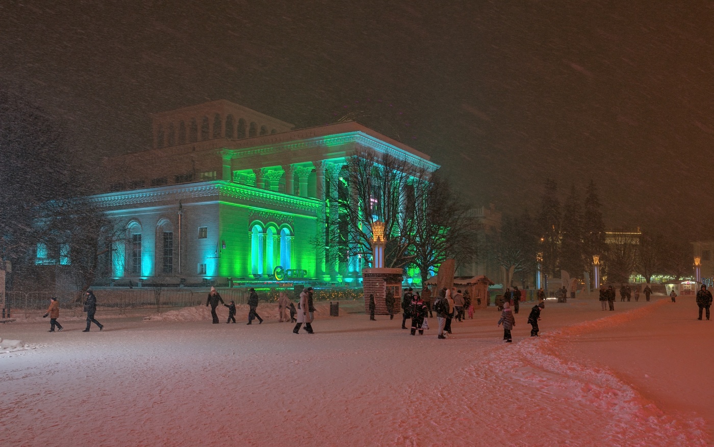 Снегопад на ВДНХ