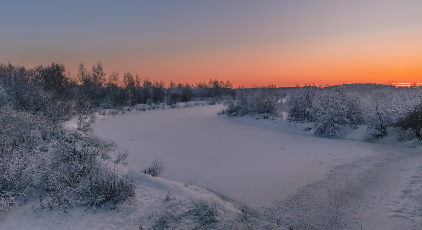 Вечер над рекою.