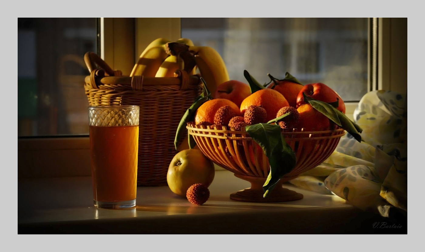 Фрукты и вечерний свет