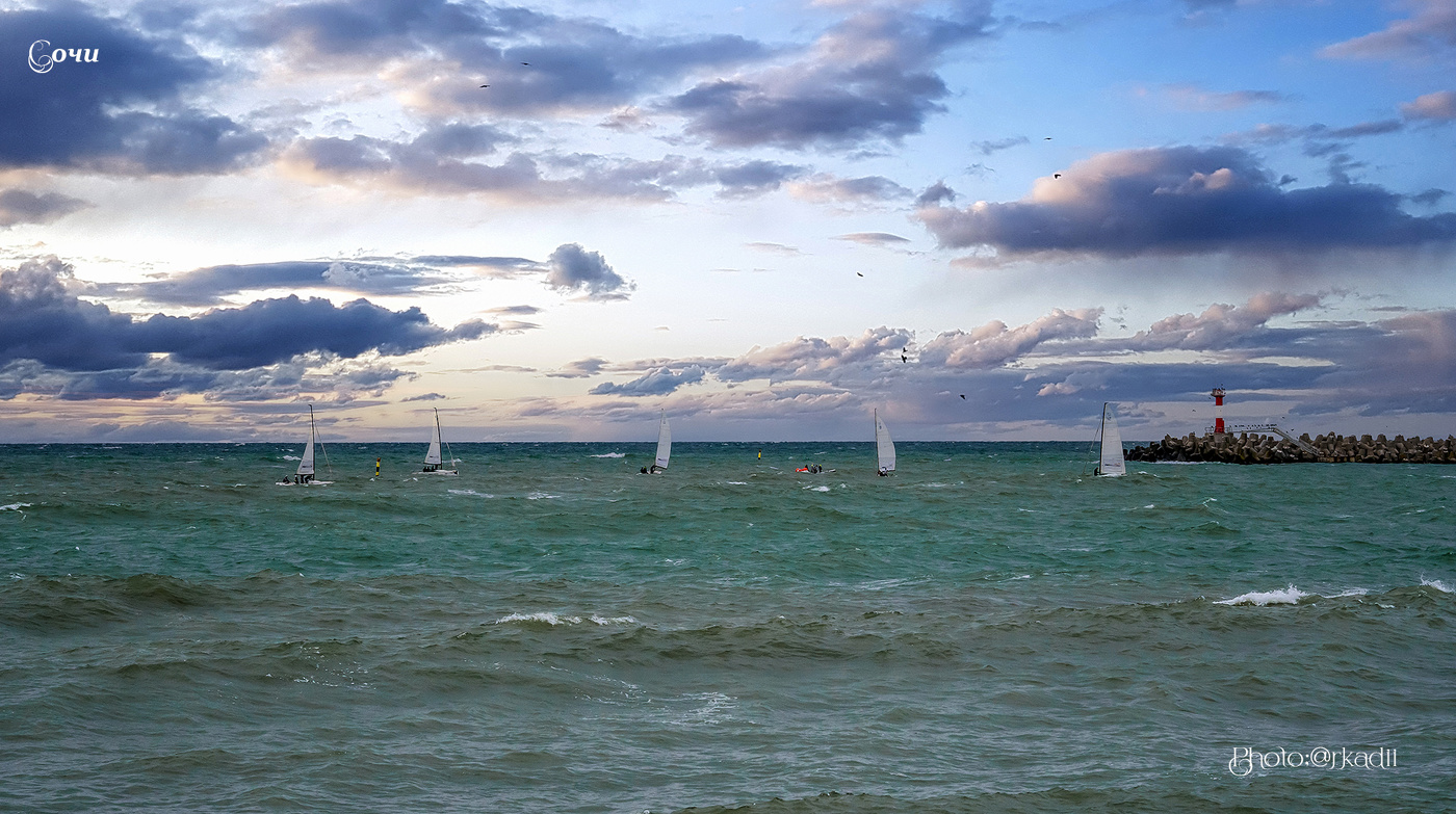 Море волнуется.