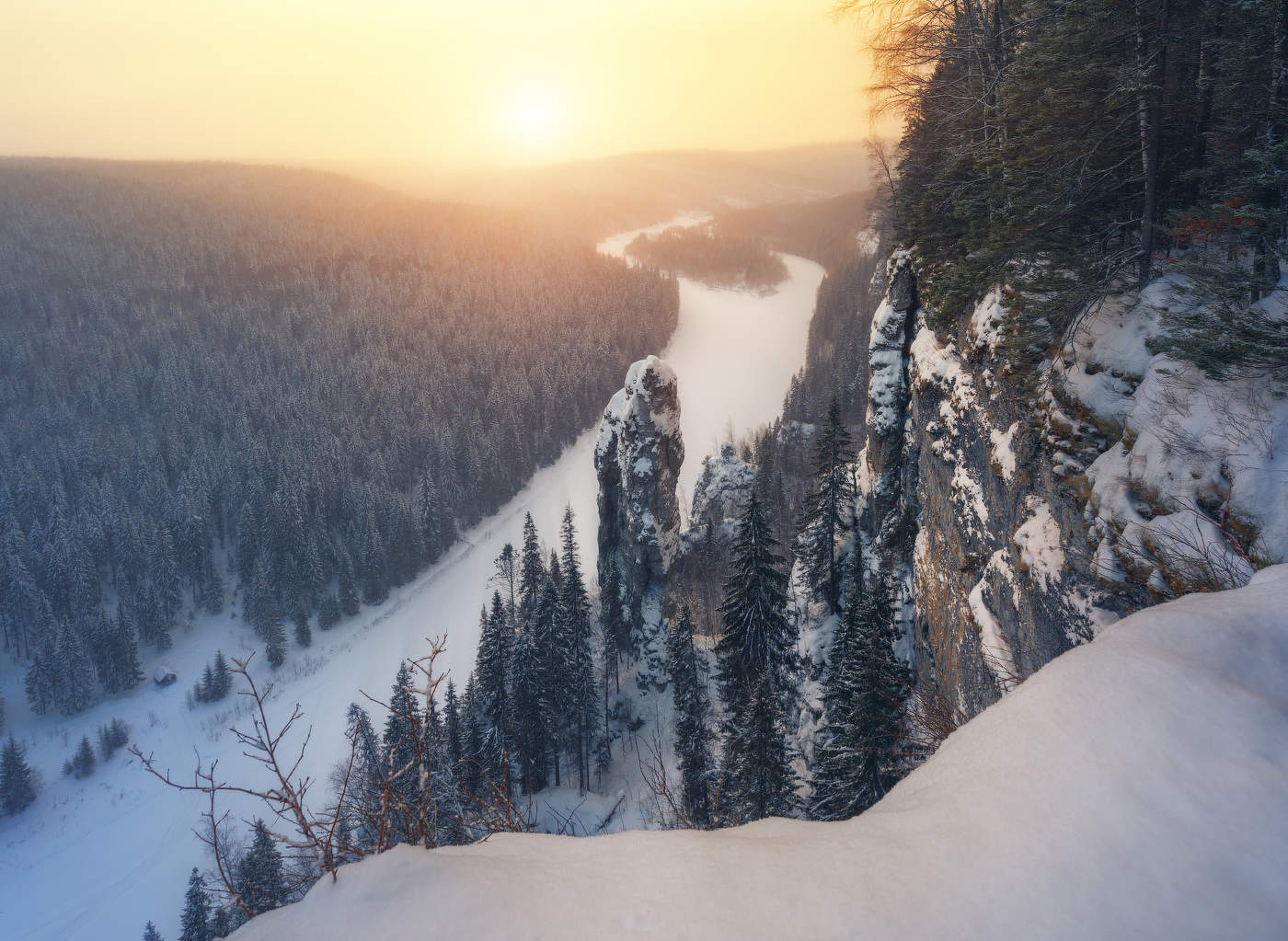 "Чёртов палец" в лучах утреннего солнца