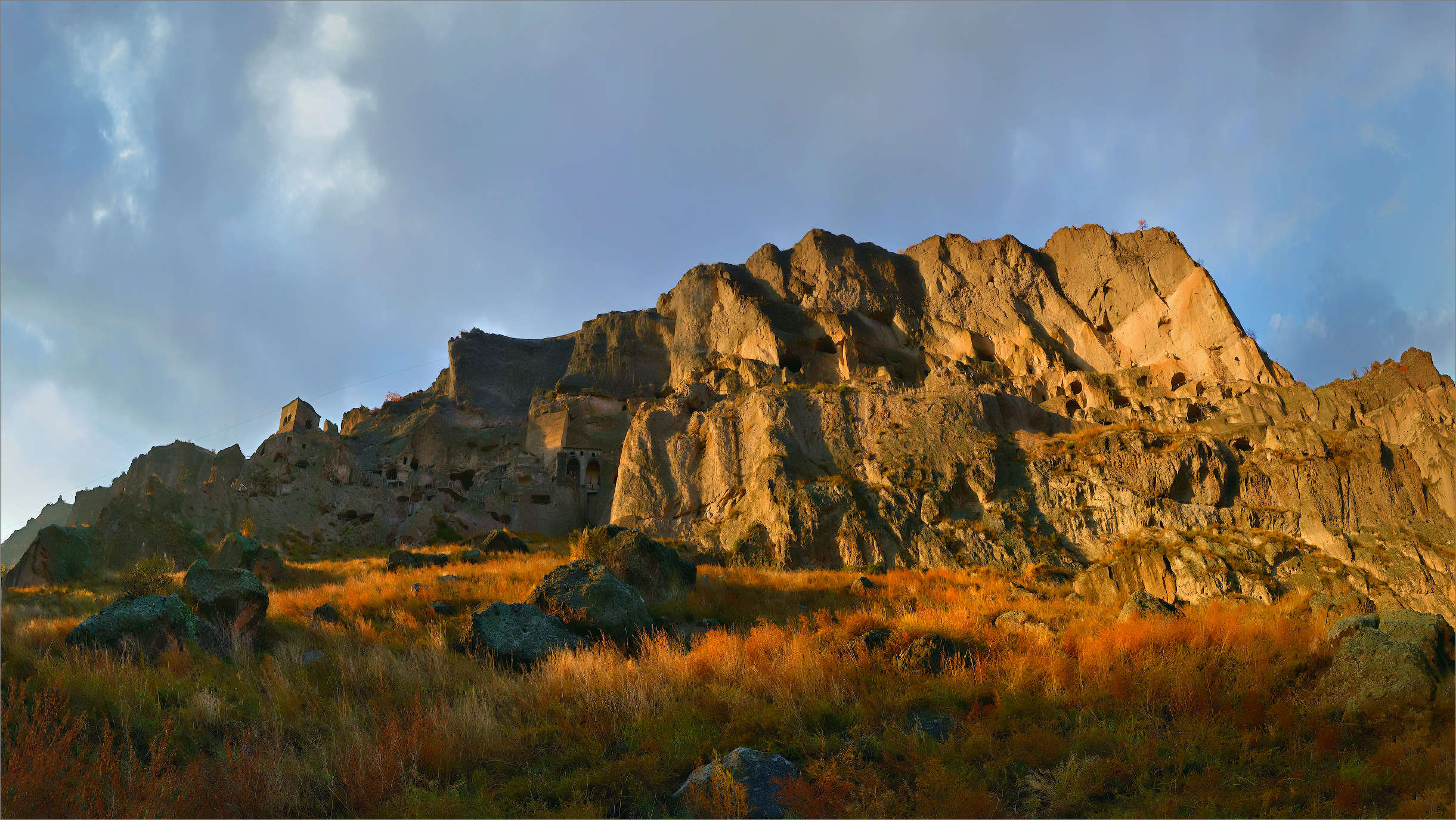 Ва́рдзиа — пещерный монастырский комплекс на закате...