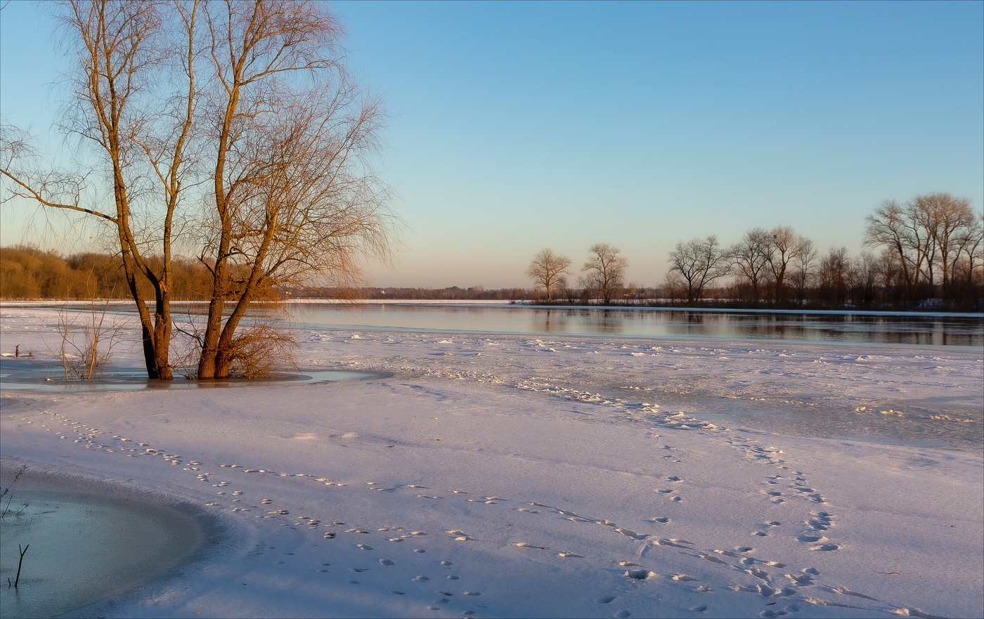 СПУСКАЛСЯ ВЕЧЕР