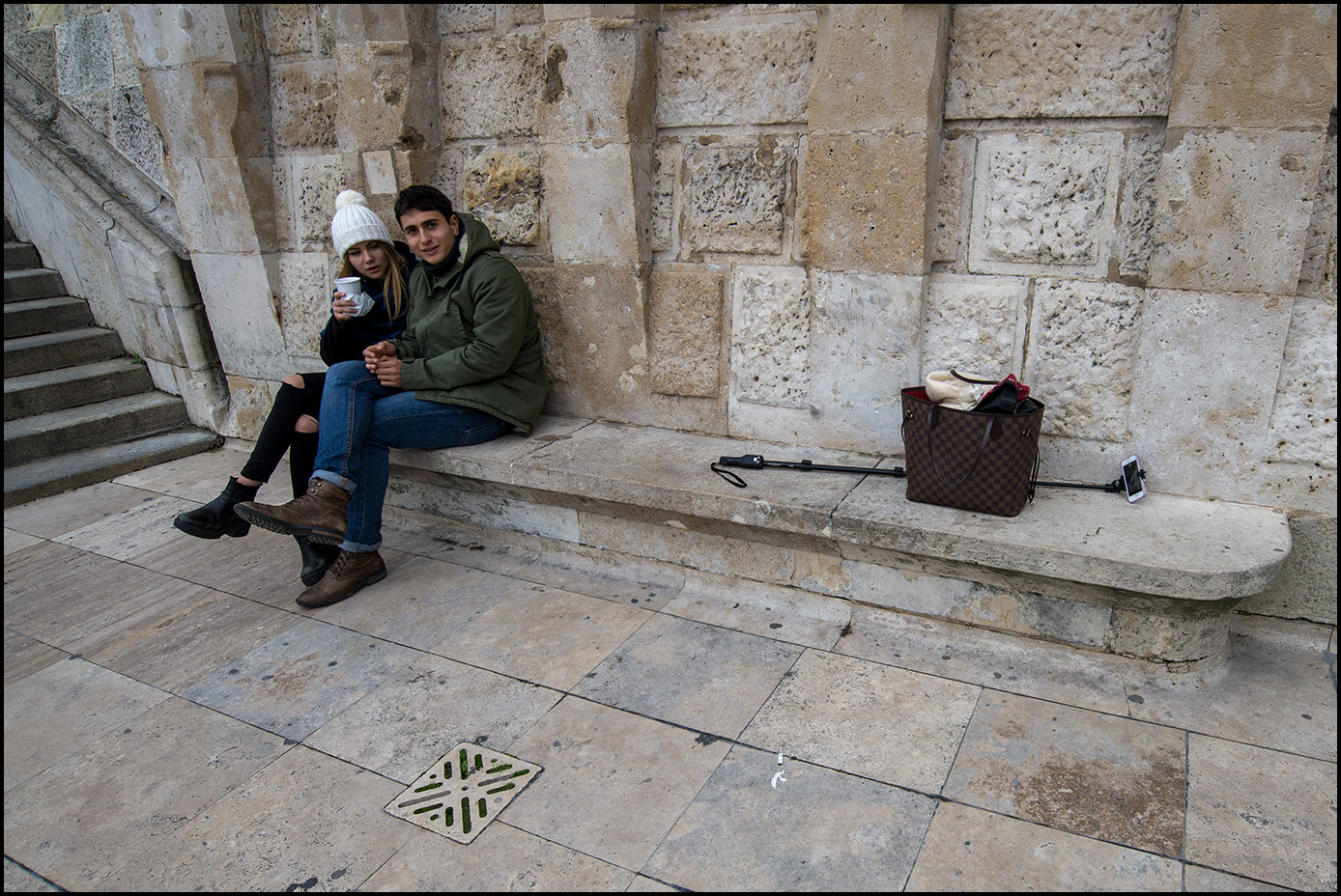 парочка селфимейкеров с селфи-палочкой (если что, фото разноцветное)