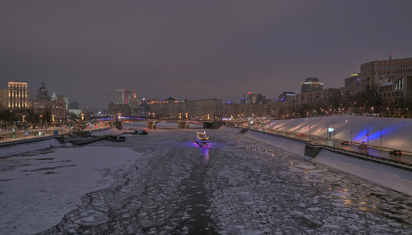 Вид на Москва-реку со стороны моста Богдана Хмельницкого