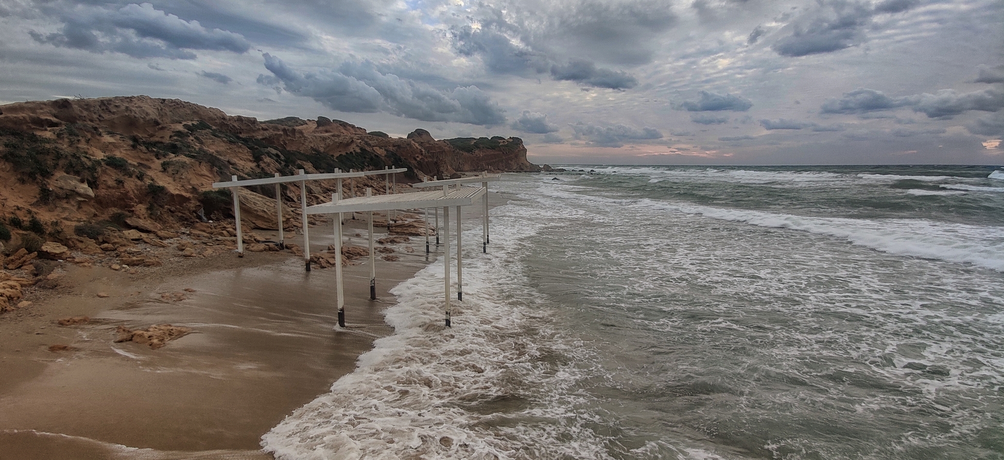 Пустынный пляж