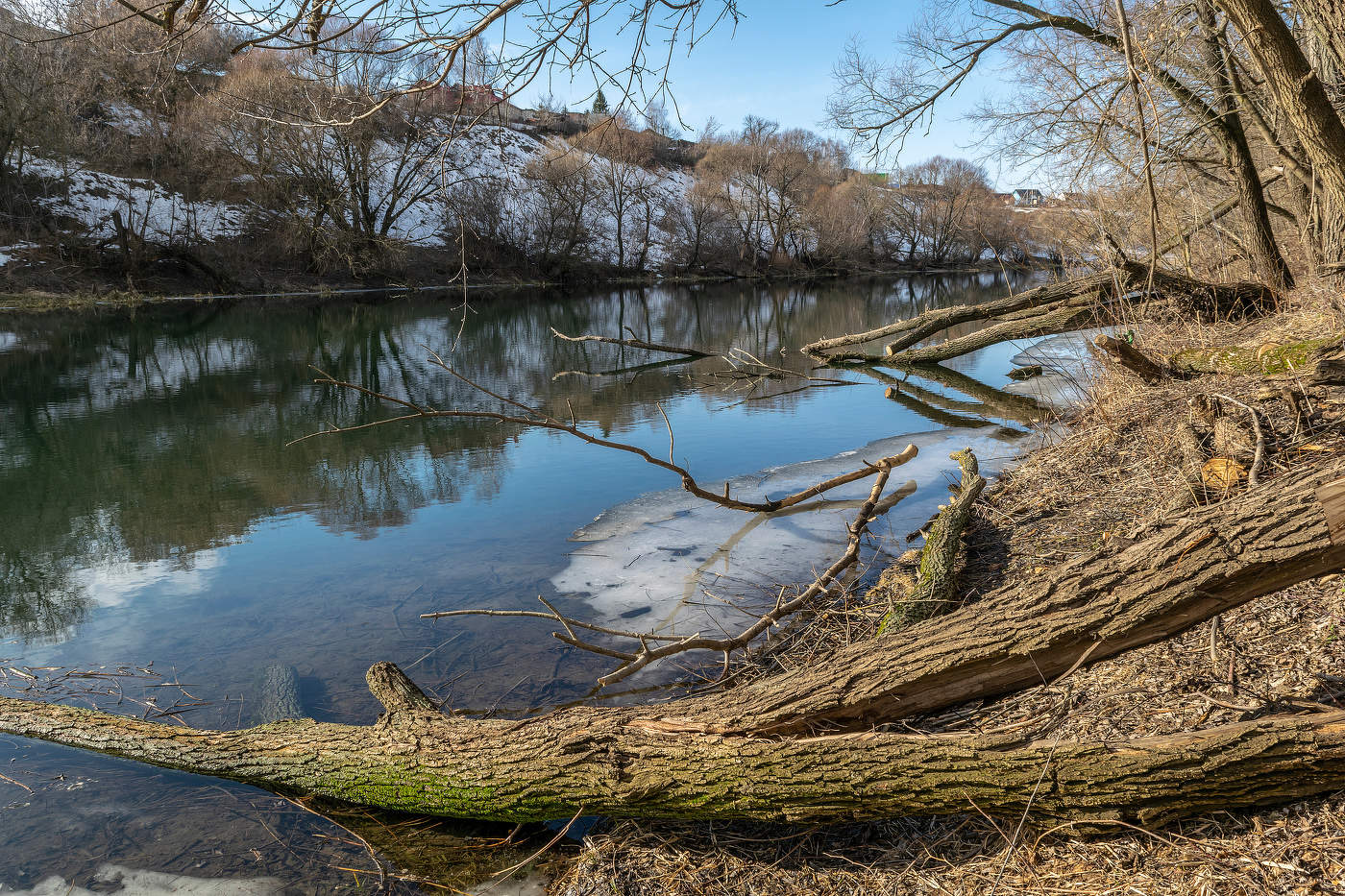 под огородами