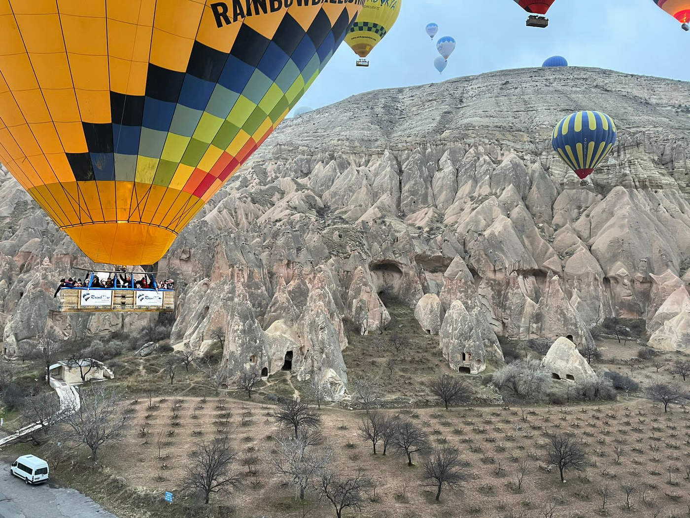 Над пещерами Каппадокии